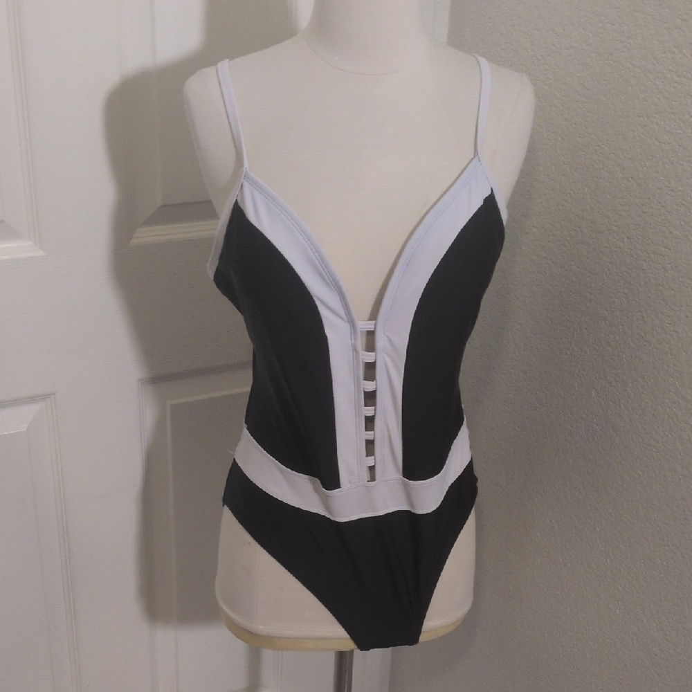 ✅Bathing Suit 1 Piece Black White Color Block Medium Swim